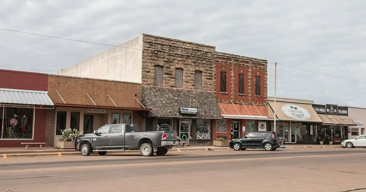 city in and county seat of Archer County, Texas< United States