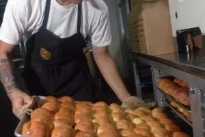 person who professionally produces and optionally sells breads, rolls, biscuits or cookies, and other pastry