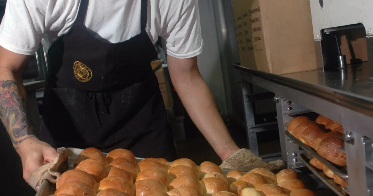 person who professionally produces and optionally sells breads, rolls, biscuits or cookies, and other pastry