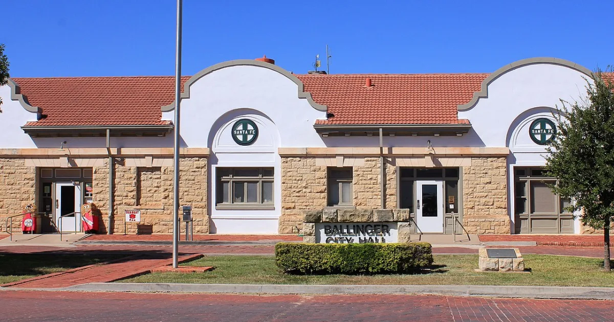 city in and county seat of Runnels County, Texas, United States