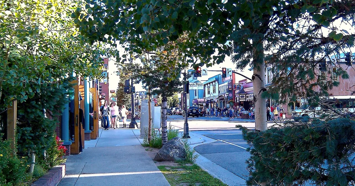 town in and county seat of Summit County, Colorado, United States