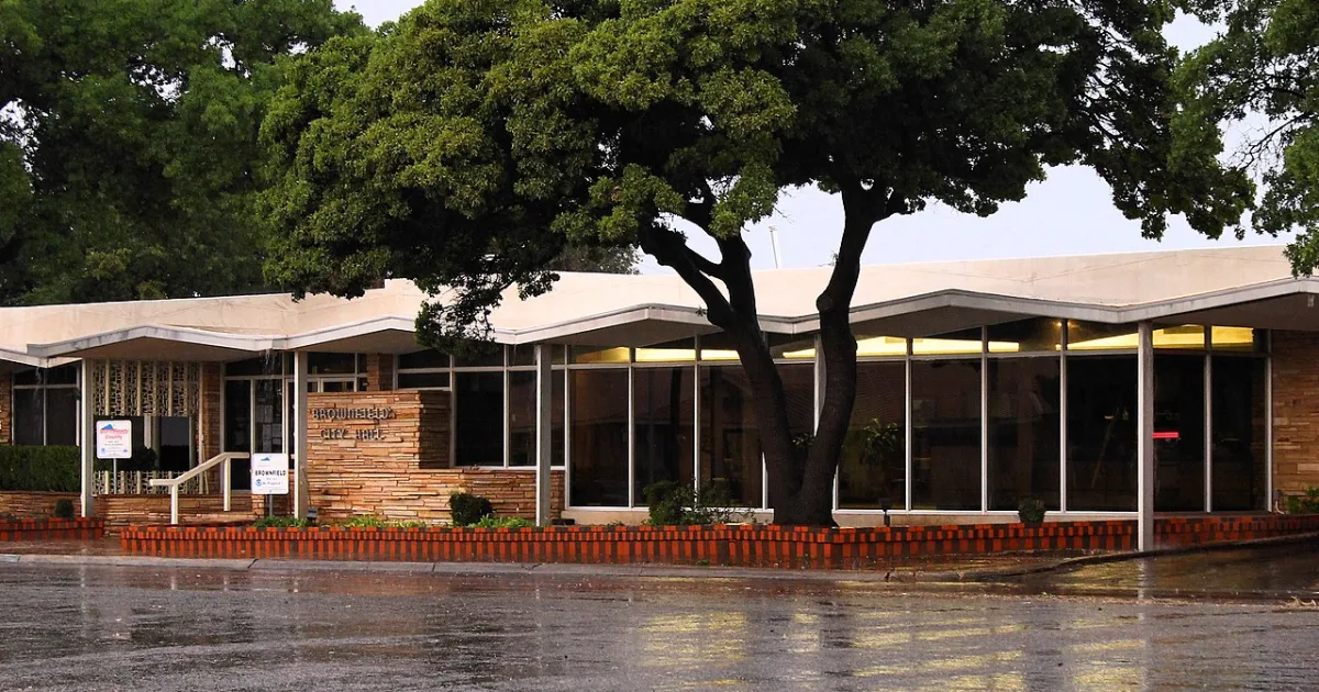 city in and county seat of Terry County, Texas, United States