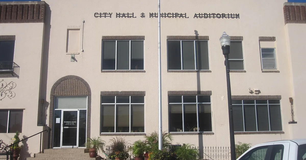 city in and county seat of Hemphill County, Texas, United States