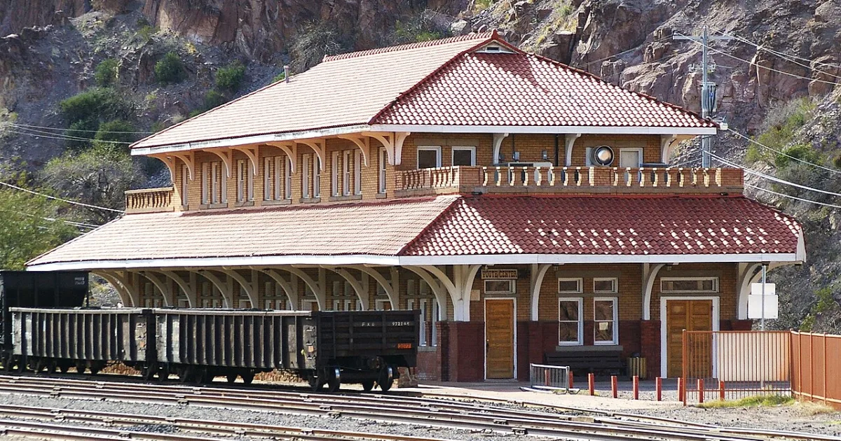 town in and county seat of Greenlee County, Arizona, United States