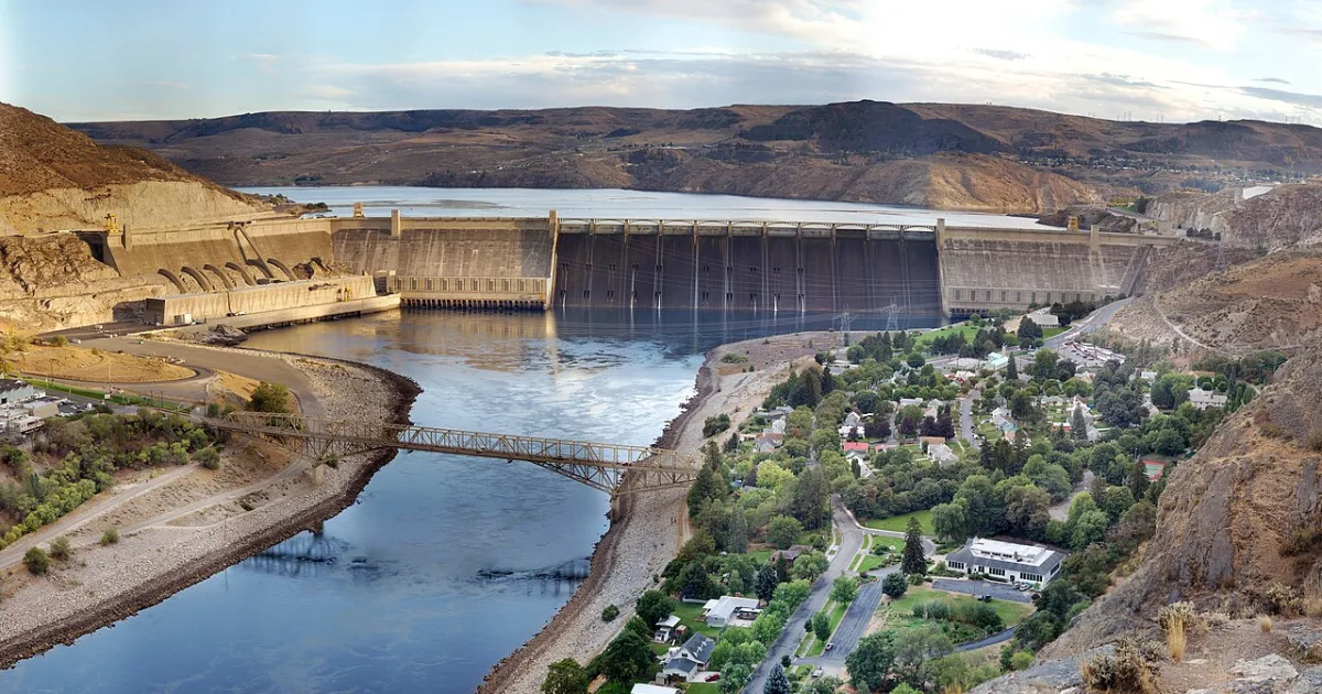concrete hydroelectric gravity dam on the Columbia River in Washington, United States