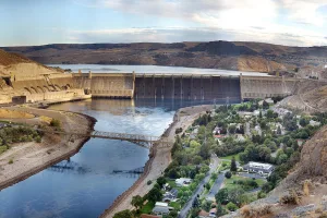 concrete hydroelectric gravity dam on the Columbia River in Washington, United States