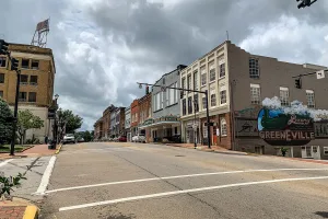 town in and county seat of Greene County, Tennessee, United States
