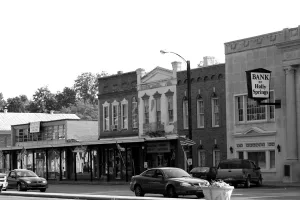 city in and county seat of Marshall County, Mississippi, United States