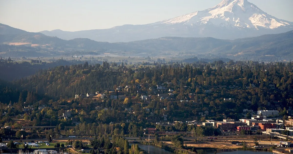 city in and county seat of Hood River County, Oregon, United States