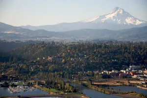 city in and county seat of Hood River County, Oregon, United States