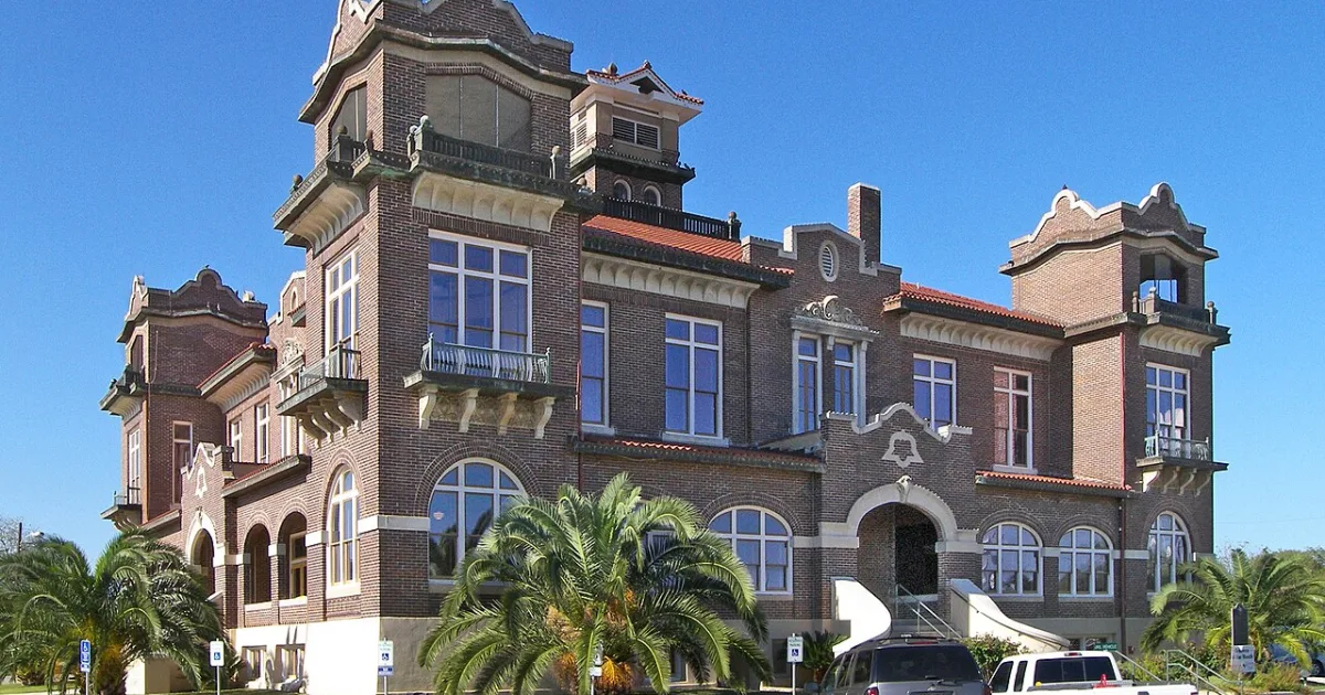 city in and county seat of Atascosa County, Texas, United States