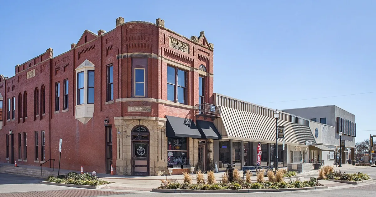 city in and county seat of Kaufman County, Texas, United States