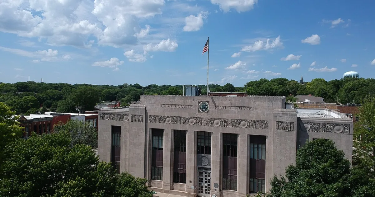 city in and county seat of Clay County, Missouri, United States
