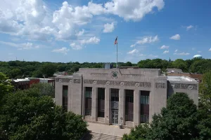 city in and county seat of Clay County, Missouri, United States