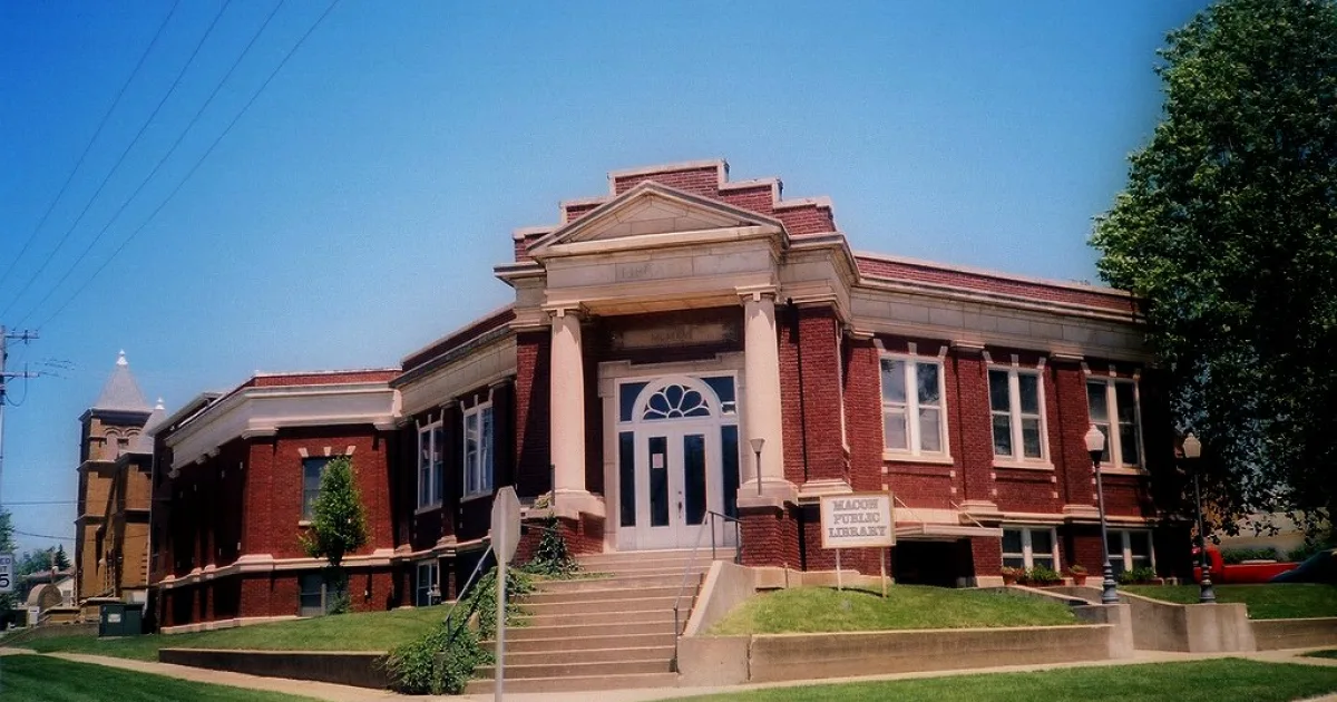city in and county seat of Macon County, Missouri, United States