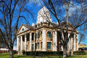 city in and county seat of Mason County, Texas, United States