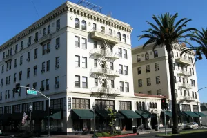 city in and county seat of Merced County, California, United States