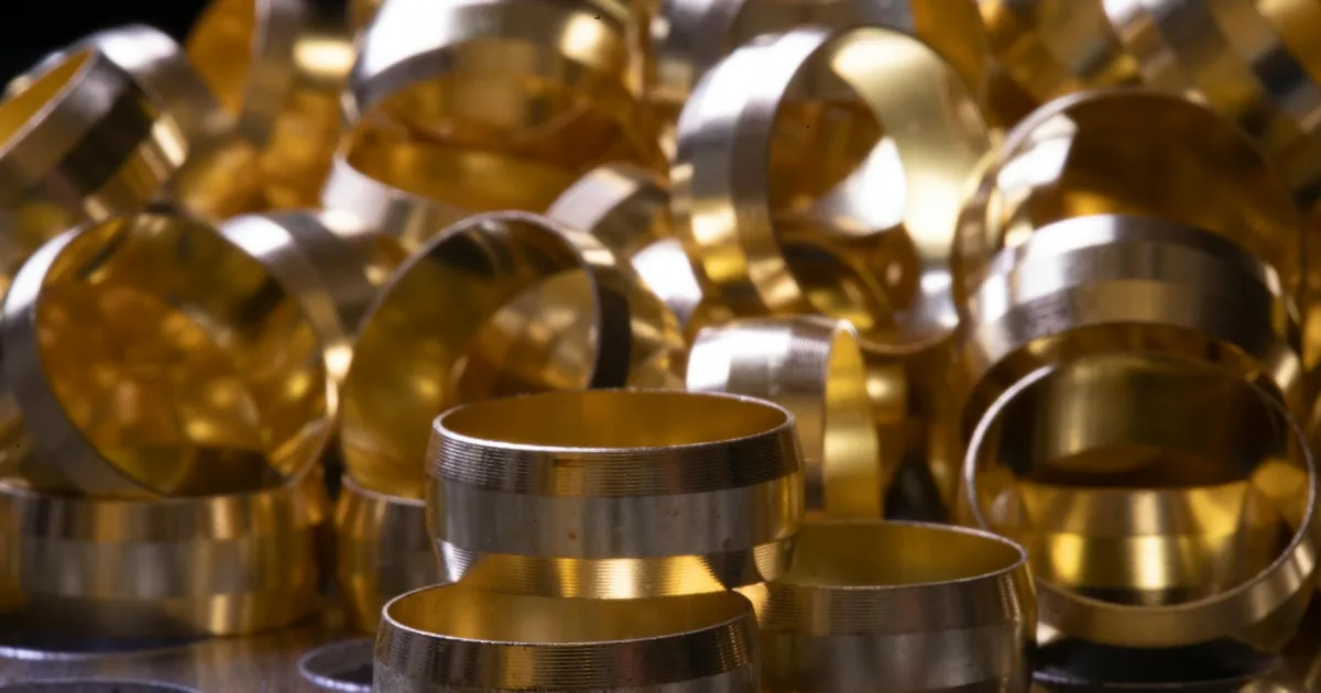 element, compound, or alloy that is a good conductor of both electricity and heat