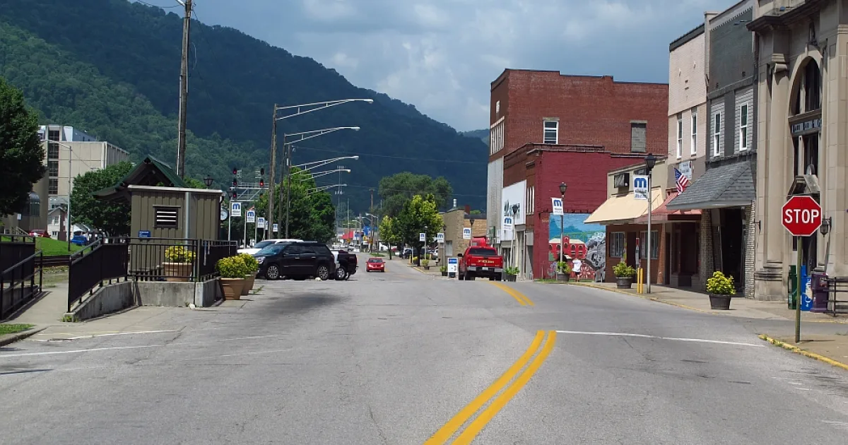 city on the border of Fayette and Kanawha Counties in West Virginia, United States