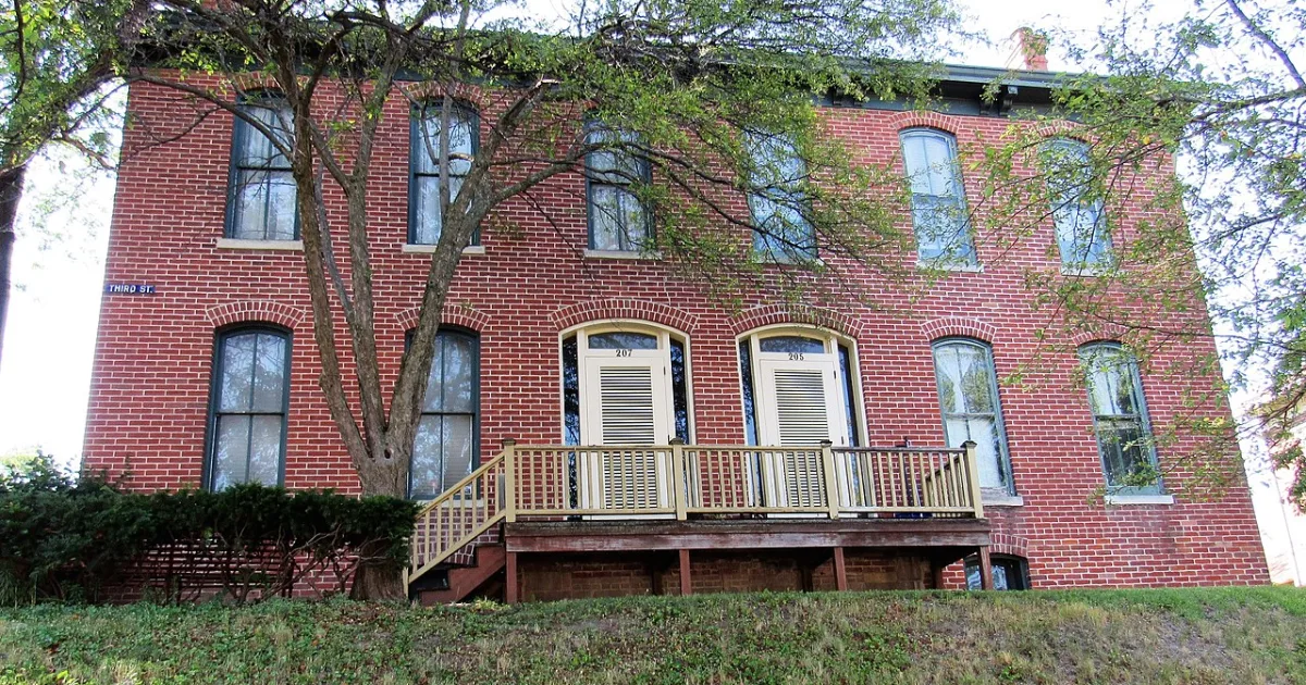 city in and county seat of Muscatine County, Iowa, United States