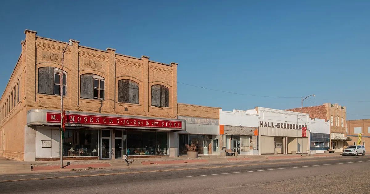 town in and county seat of Cottle County, Texas, United States