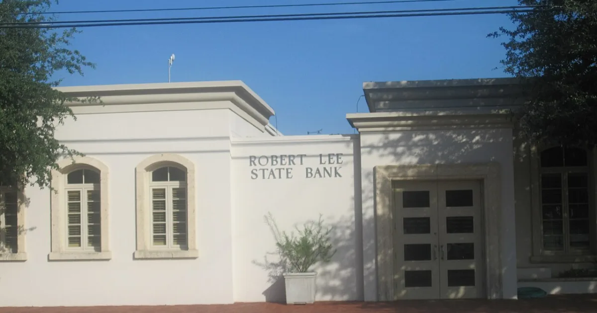 city in and county seat of Coke County, Texas, United States