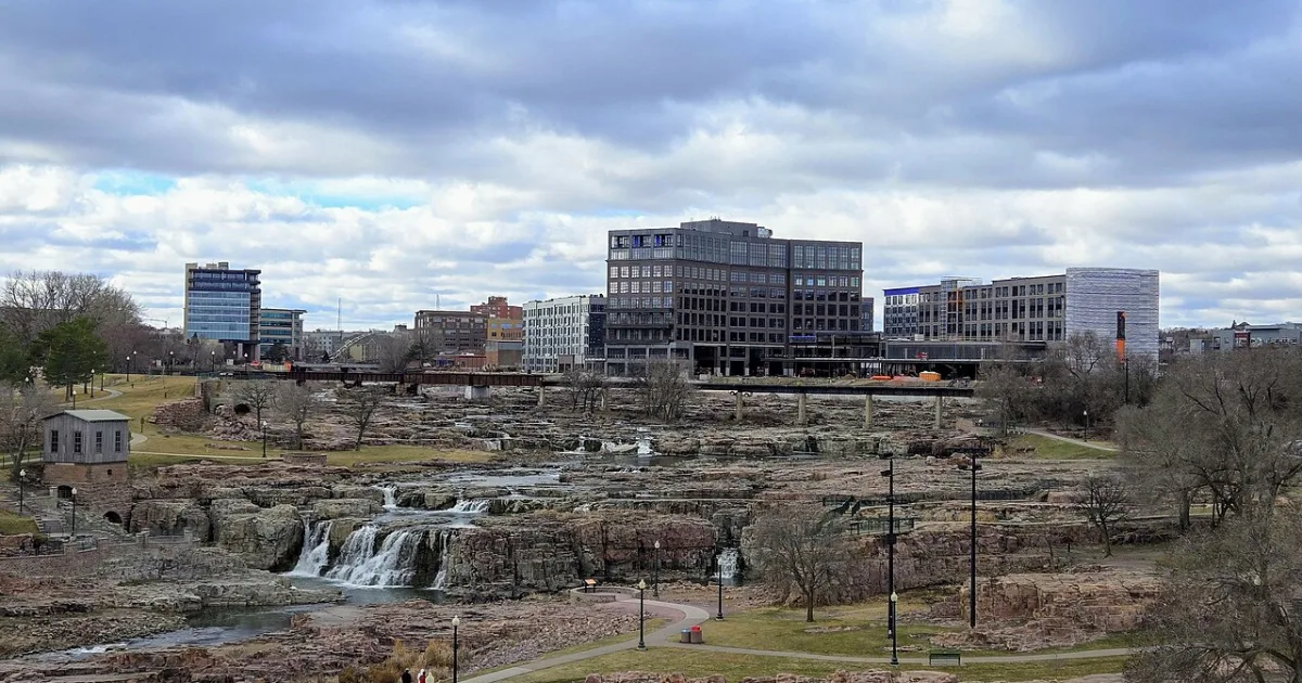 city in and seat of Minnehaha County, and largest city in South Dakota, United States