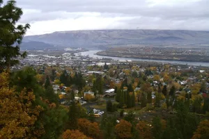 city in and county seat of Wasco County, Oregon, United States
