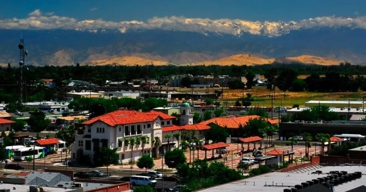 city and county seat of Tulare County, California, United States