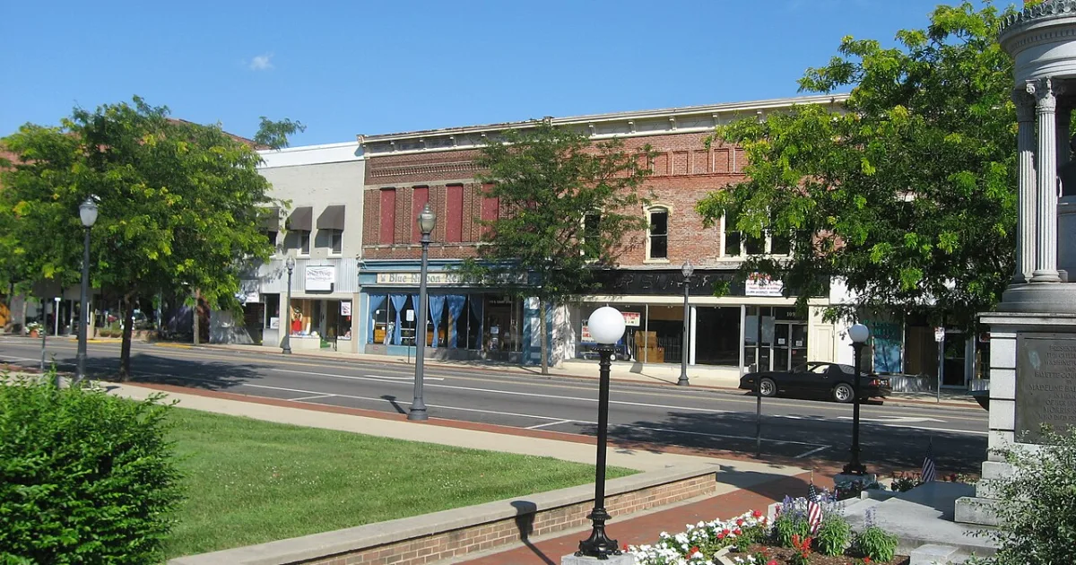 city in and county seat of Fayette County, Ohio, United States